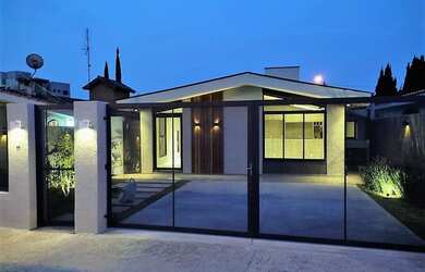 Imagem: A casa possui 3 Dormitórios, 3 Banheiros, 3 Vagas na garagem