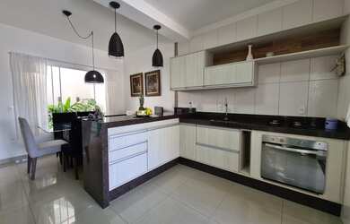 Imagem: A casa em condomínio possui 3 Dormitórios, 2 Banheiros, 2