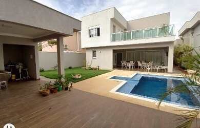 Imagem: A casa em condomínio possui 4 Dormitórios, 5 Banheiros, 4