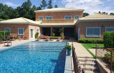 Imagem: A casa em condomínio à venda possui 5 Dormitórios, 5 Banheiros