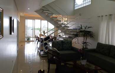 Imagem: A casa em condomínio possui 4 Dormitórios, 5 Banheiros, 4