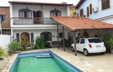 Imagem: A casa possui 3 Dormitórios, 2 Banheiros, 2 Vagas na garagem