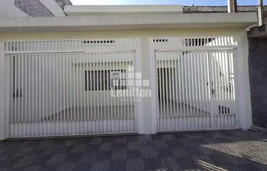 Imagem: A casa possui 3 Dormitórios, 3 Banheiros, 4 Vagas na garagem