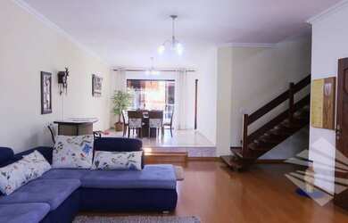 Imagem: A casa possui 4 Dormitórios, 1 Banheiro, 4 Vagas na garagem