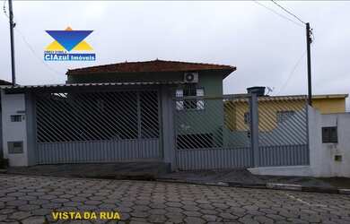 Imagem: A casa possui 3 Dormitórios, 3 Banheiros, 5 Vagas na garagem