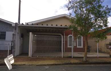 Imagem: A casa possui 3 Dormitórios, 1 Banheiro, 2 Vagas na garagem