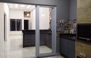 Imagem: A casa possui 3 Dormitórios, 2 Banheiros, 2 Vagas na garagem