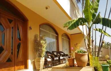 Imagem: A casa possui 5 Dormitórios, 2 Banheiros, 5 Vagas na garagem