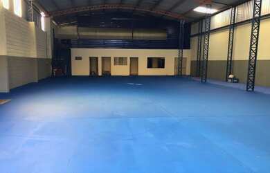 Imagem: O depósito possui 2 Vagas na garagem e 400m² de Área e está