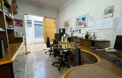 Imagem: A casa possui 3 Dormitórios, 4 Banheiros, 3 Vagas na garagem