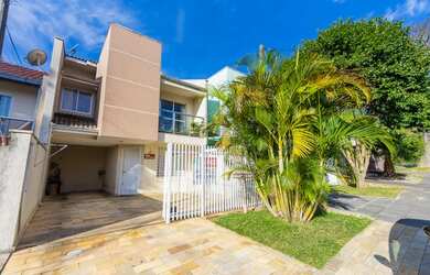 Imagem: A casa possui 3 Dormitórios, 3 Banheiros, 2 Vagas na garagem