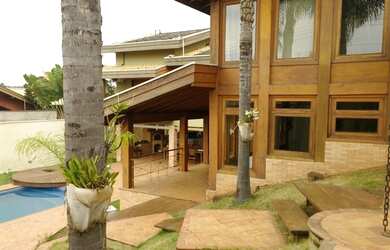 Imagem: A casa possui 4 Dormitórios, 4 Banheiros, 4 Vagas na garagem