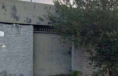 Imagem: A casa possui 2 Dormitórios, 2 Banheiros, 2 Vagas na garagem