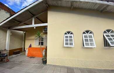 Imagem: A casa possui 2 Dormitórios, 1 Banheiro, 3 Vagas na garagem