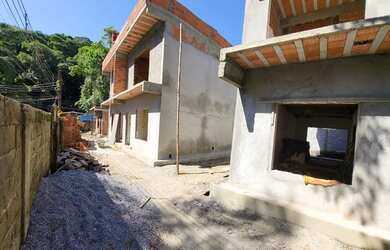 Imagem: A casa em condomínio possui 3 Dormitórios, 1 Banheiro, 2 Vagas