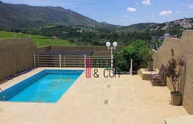 Imagem: A casa possui 3 Dormitórios, 4 Banheiros, 5 Vagas na garagem