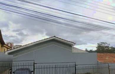 Imagem: A casa possui 3 Dormitórios, 1 Banheiro, 1 Vaga na garagem