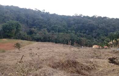 Imagem: O terreno possui 5.000m² de Área e está localizado em Pau