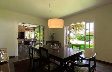 Imagem 16: Casa contemporânea em condomínio de Alto Padrao no miolo da Granja Viana,...