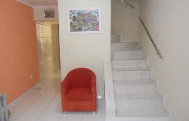 Imagem: A casa possui 3 Dormitórios, 2 Banheiros, 2 Vagas na garagem