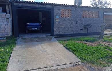 Imagem: A casa possui 3 Dormitórios, 2 Banheiros, 2 Vagas na garagem