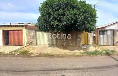 Imagem: A casa possui 4 Dormitórios, 2 Banheiros, 2 Vagas na garagem