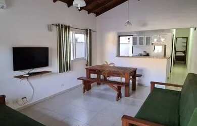 Imagem: A casa possui 2 Dormitórios, 2 Banheiros, 2 Vagas na garagem