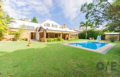 Imagem: A casa em condomínio possui 5 Dormitórios, 5 Banheiros, 664m²