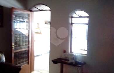 Imagem: A casa possui 3 Dormitórios, 1 Banheiro, 3 Vagas na garagem