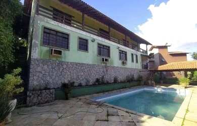 Imagem: A casa possui 5 Dormitórios, 3 Banheiros e 893m² de Área