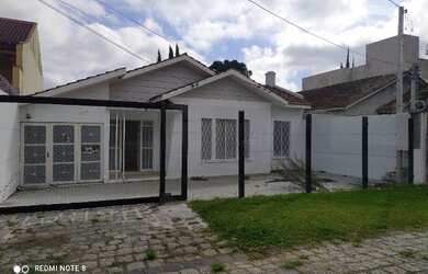 Imagem: A casa possui 4 Dormitórios, 2 Banheiros, 3 Vagas na garagem