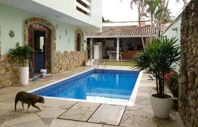 Imagem: A casa para alugar possui 4 Dormitórios, 5 Banheiros, 3 Vagas