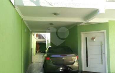 Imagem: A casa possui 3 Dormitórios, 2 Banheiros, 3 Vagas na garagem