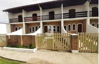 Imagem: A casa possui 2 Dormitórios, 2 Banheiros, 2 Vagas na garagem