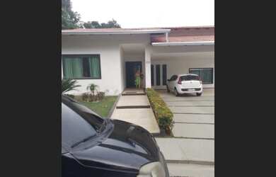 Imagem: A casa em condomínio possui 5 Dormitórios, 5 Banheiros, 3