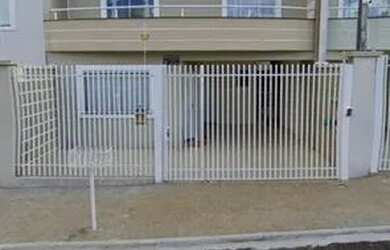 Imagem: A casa possui 3 Dormitórios, 1 Banheiro, 2 Vagas na garagem