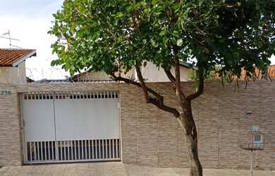 Imagem: A casa possui 2 Dormitórios, 2 Banheiros, 2 Vagas na garagem