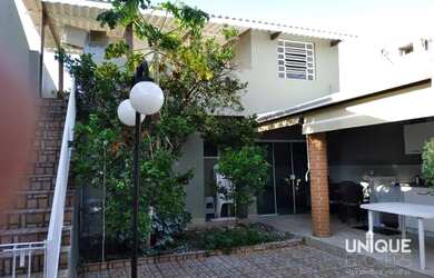 Imagem: A casa possui 2 Dormitórios, 1 Banheiro, 2 Vagas na garagem