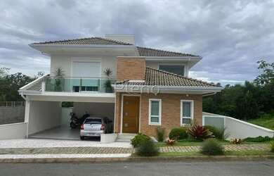 Imagem: A casa em condomínio possui 4 Dormitórios, 2 Banheiros, 4