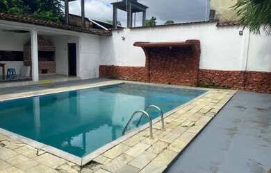 Imagem: A casa possui 3 Dormitórios, 3 Banheiros, 3 Vagas na garagem