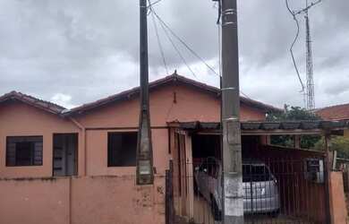 Imagem: A casa possui 4 Dormitórios, 3 Banheiros, 2 Vagas na garagem