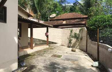 Imagem: A casa possui 4 Dormitórios, 3 Banheiros, 1 Vaga na garagem