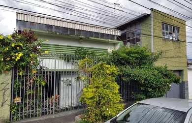 Imagem: A casa possui 3 Dormitórios, 2 Banheiros, 2 Vagas na garagem