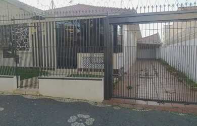 Imagem: A casa possui 4 Dormitórios, 5 Banheiros, 4 Vagas na garagem