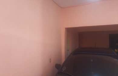 Imagem: A casa possui 4 Dormitórios, 1 Banheiro, 2 Vagas na garagem