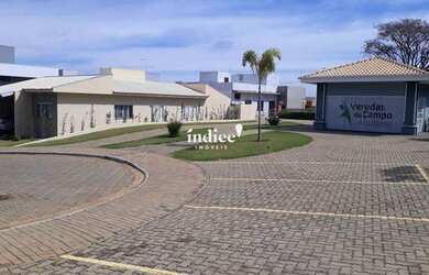 Imagem: A casa em condomínio possui 3 Dormitórios, 1 Banheiro, 2 Vagas