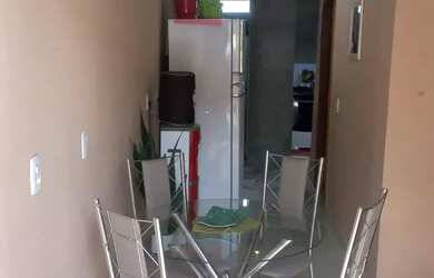 Imagem: A casa possui 3 Dormitórios, 2 Banheiros, 1 Vaga na garagem