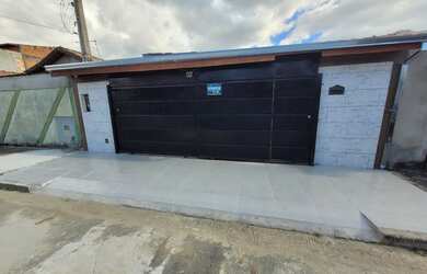 Imagem: A casa possui 2 Dormitórios, 1 Banheiro, 2 Vagas na garagem