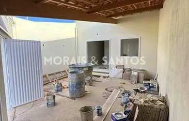 Imagem: A casa possui 2 Dormitórios, 1 Banheiro, 2 Vagas na garagem