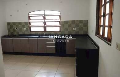 Imagem: A casa possui 2 Dormitórios, 2 Banheiros, 2 Vagas na garagem